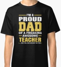 Camiseta clásica Papá orgulloso de un profesor impresionante Freaking. (sí, ella me compró esto). Regalo del día del padre para papá