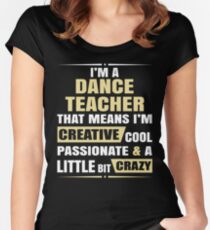 Camiseta entallada de cuello ancho Soy un profesor de baile, eso significa que soy creativo, apasionado y un poco loco.