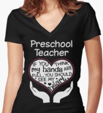 Camiseta entallada de cuello en V Corazón de un maestro preescolar. Si crees que mis manos están llenas, debes ver mi corazón.
