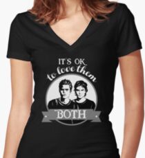Camiseta entallada de cuello en V Está bien amarlos a los dos.