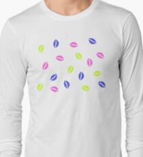 80er Jahre Neon Pink Kuss Pop Art Liebe Romantik Leidenschaft Lippen in gelb grün blau Langarmshirt