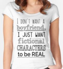 Camiseta entallada de cuello ancho No quiero novio, solo quiero que los personajes ficticios sean REALES