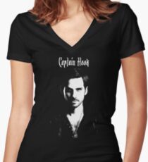Kapitän Hook - Killian Jones Tailliertes T-Shirt mit V-Ausschnitt