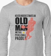Unterschätzen Sie niemals einen alten Mann mit einem Pickleball Paddel Langarmshirt