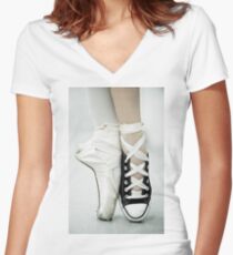 Converse / Spitzenschuh Tailliertes T-Shirt mit V-Ausschnitt