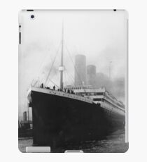 Titanic im Dock in Southampton iPad-Hülle & Skin