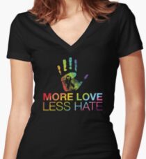 Camiseta entallada de cuello en V Más Love Less Hate, Gay Pride, LGBT