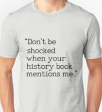 "Sei nicht geschockt, wenn dein Geschichtsbuch mich erwähnt." Slim Fit T-Shirt