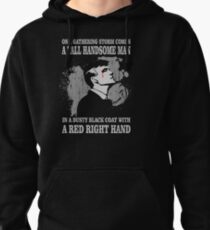 Sudadera con capucha Un hombre alto y guapo.