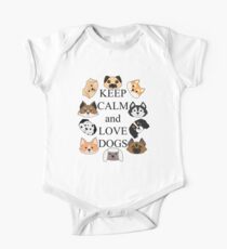 Ruhe behalten und Hunde lieben Baby Body Kurzarm