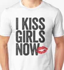 I kiss girls now Unisex T-Shirt