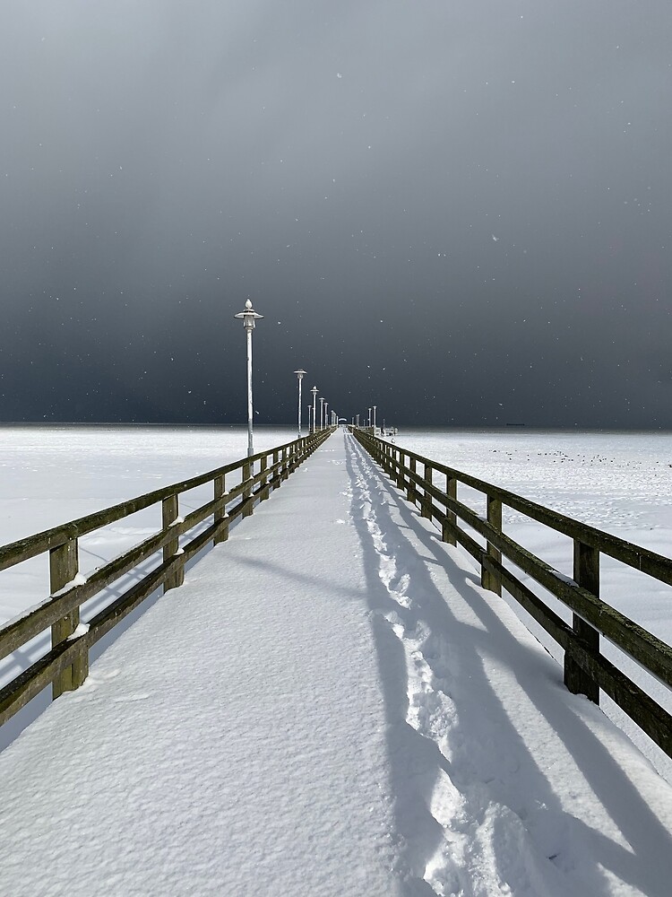 « Jetée d'Ahlbeck dans la glace et la lumière, Usedom » par Leander Wattig