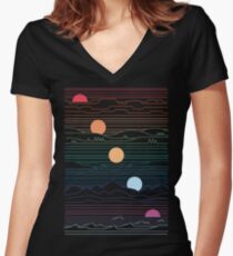 Camiseta entallada de cuello en V Muchas tierras bajo un sol