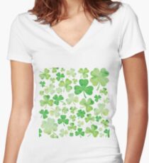 Camiseta entallada de cuello en V St Patricks Day Green Watercolor Shamrock Pattern