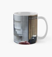 Taza El mochilero Lego hablando con la Guardia de Queens
