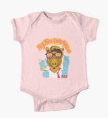 Herr, hilf uns, er ist wieder in seinem rosa Alf-Hemd Baby Body Kurzarm