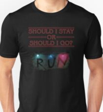 Camiseta unisex Cosas más extrañas: ¿debería quedarme o correr?