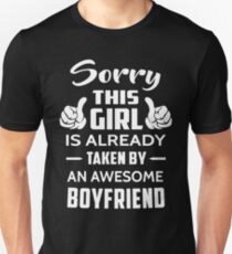 Entschuldigen Sie dieses Mädchen ist bereits von einem ehrfürchtigen Freund genommen Slim Fit T-Shirt