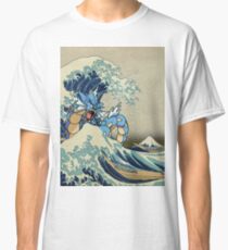 Die große Welle vor Garados Classic T-Shirt