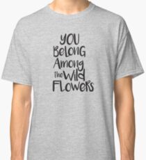 Camiseta clásica Usted pertenece entre las flores silvestres