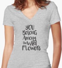 Du gehörst zu den wilden Blumen Tailliertes T-Shirt mit V-Ausschnitt