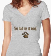 Camiseta entallada de cuello en V Me tienes en Woof.