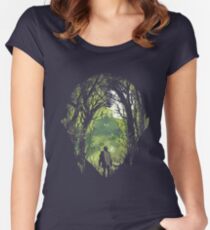 Es ist gefährlich alleine zu gehen Tailliertes Rundhals-Shirt