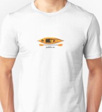 Camiseta unisex Kayak en naranja y amarillo, con el texto "Paddle on"
