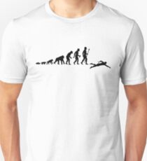 Schwimmende Evolution des Menschen Unisex T-Shirt