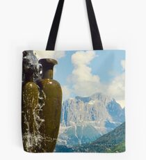 Bolsa de tela Fountain with the Dolomites beyond