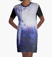 Wandern Sie durch den nebligen Wald T-Shirt Kleid