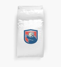 Grizzly Bear Swiping Paw Shield Retro Bettbezug