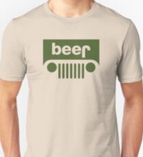 Camiseta ajustada Bebe cerveza en un camión o jeep.