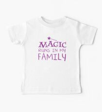 MAGIC läuft in meiner Familie Baby T-Shirt