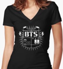 BTS - Logo Shirt mit V-Ausschnitt