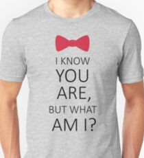 Ich weiß, dass du bist, aber was bin ich? Slim Fit T-Shirt