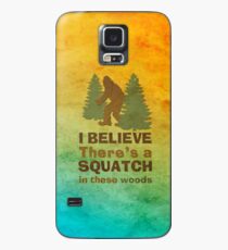 Ich glaube, in diesen Wäldern gibt es ein SQUATCH Hülle & Klebefolie für Samsung Galaxy
