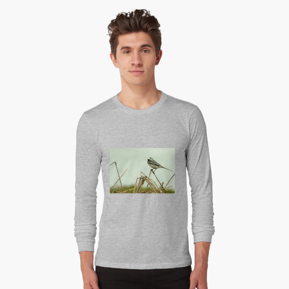 Pied Wagtail looking out... Long Sleeve T-Shirt