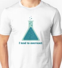 Camiseta ajustada Tiendo a reaccionar de forma exagerada al vaso de ciencia química