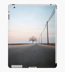 A Lonely Tree on a Long Road iPad-Hülle & Klebefolie