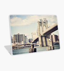 Vinilo para portátil View of Manhattan and Brooklyn Bridge