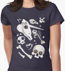 schwarze Schädel und Knochen - Wunderkammer Tailliertes T-Shirt für Frauen