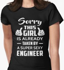 Entschuldigen Sie dieses Mädchen wird bereits von einem Super Sexy Engineer genommen Tailliertes T-Shirt