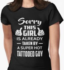 Entschuldigen Sie dieses Mädchen wird von einem super heißen tätowierten Kerl genommen Tailliertes T-Shirt