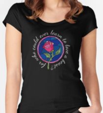 Camiseta entallada de cuello ancho Porque, ¿quién podría aprender a amar a una bestia?