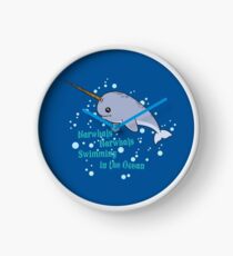 Ehrfürchtige Narwhals, die im Ozean schwimmen Uhr