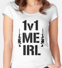 Camiseta entallada de cuello ancho 1v1 yo irl