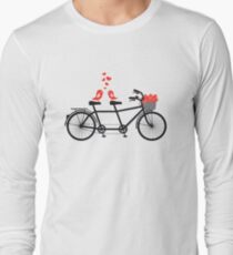 Tandemfahrrad mit niedlichen Liebesvögeln Langarmshirt