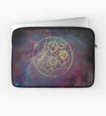 'Gallifrey Falls No More.' in Gallifreyan - Gold (nebula background) Laptop Sleeve