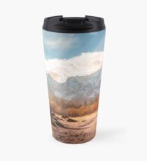 Taza de viaje sunrinse de otoño en el valle